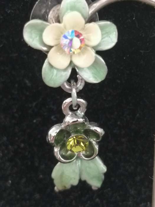 A PRETTY,VINTAGE ENAMELED NECKLACE AND EARRING SET