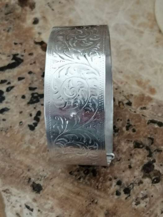 A BEAUTIFUL HALLMARKED VINTAGE SILVER BRACELET.