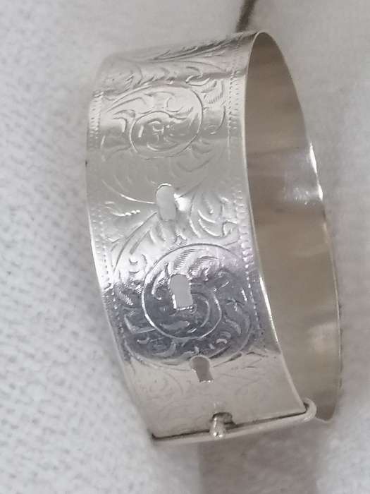 A BEAUTIFUL HALLMARKED VINTAGE SILVER BRACELET.