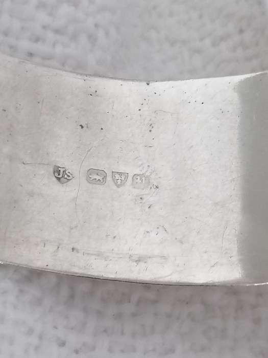 A BEAUTIFUL HALLMARKED VINTAGE SILVER BRACELET.