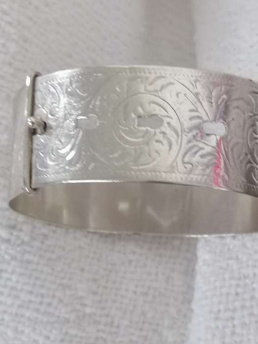 A BEAUTIFUL HALLMARKED VINTAGE SILVER BRACELET.