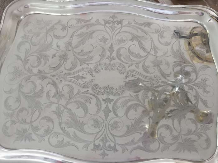 A BEAUTIFUL EXTRA LARGE SILVER PLATED DRINKS  TRAY