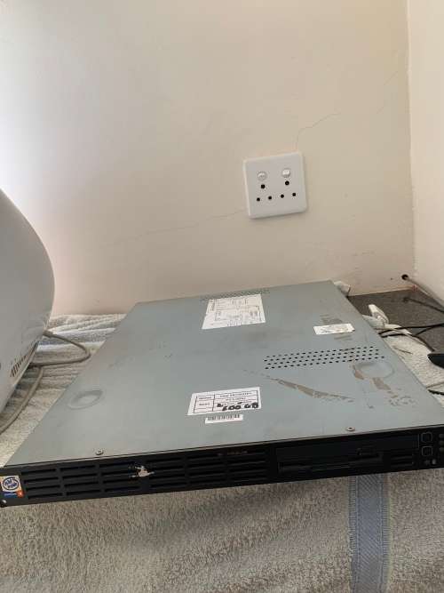 Intel SR1325 P4 2GB Ram 400GB HDD