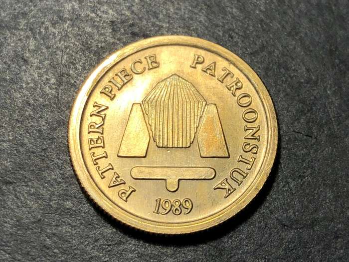 Scarce 1989 South African Pattern 50 cents coin - Large D reverse