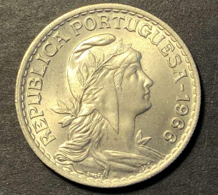 Brilliant UNC 1966 1 Escudo coin from Portugal