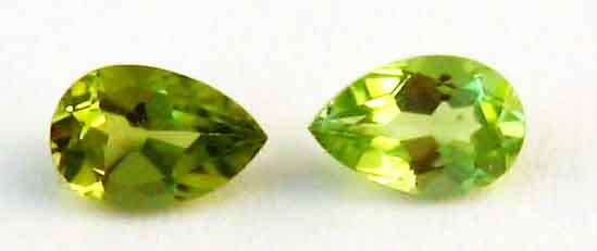 1 lot, 2 PIECES OF 6.00 X 4.00 MM PEAR CUT PERIDOTS, T.W. 0.87 CT.