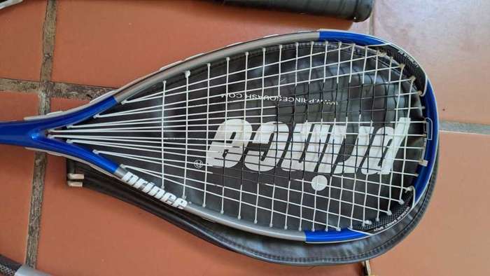 8 Squash racquets