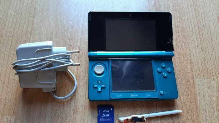 Nintendo 3ds console with original charger