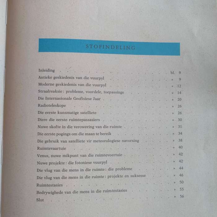 Vintage afrikaans book - Vuurpyle, projektiele en satelliete
