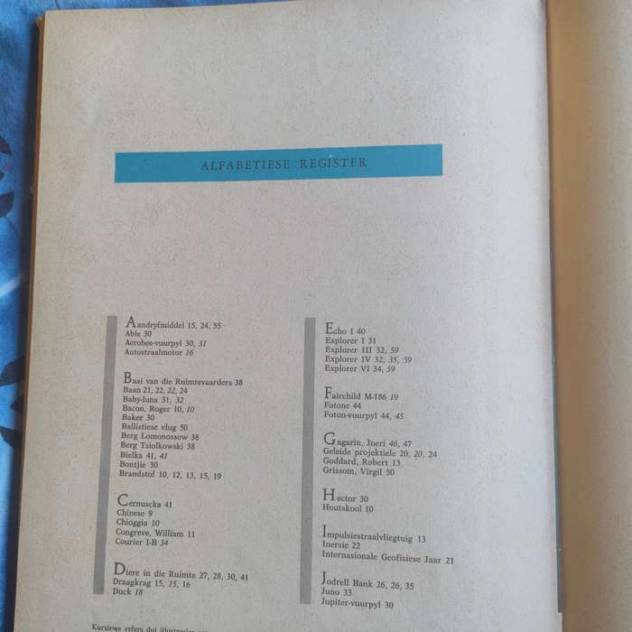 Vintage afrikaans book - Vuurpyle, projektiele en satelliete