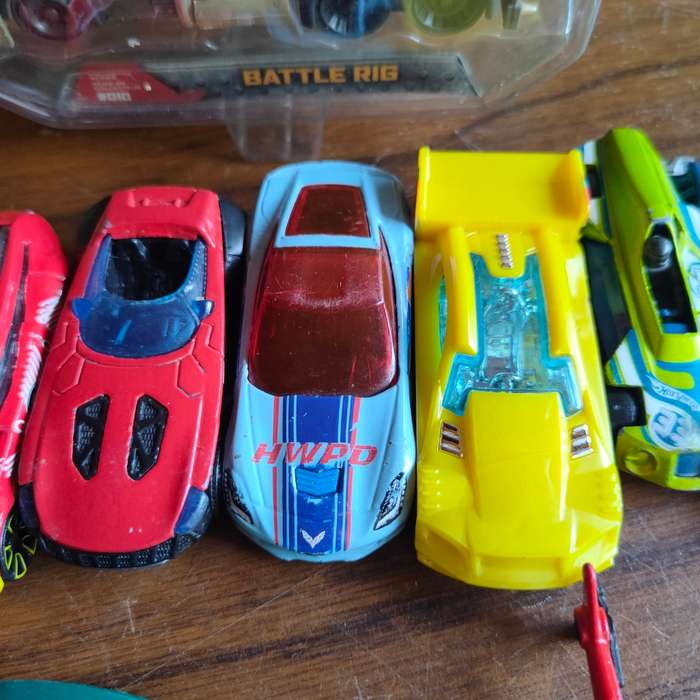 Massive lot of (mostly) Hot Wheels cars.