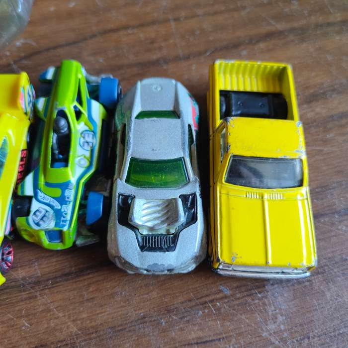 Massive lot of (mostly) Hot Wheels cars.