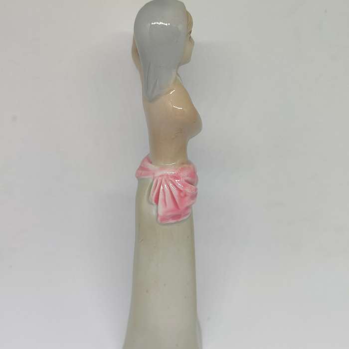 Peasant woman ceramic/porcelain figurine