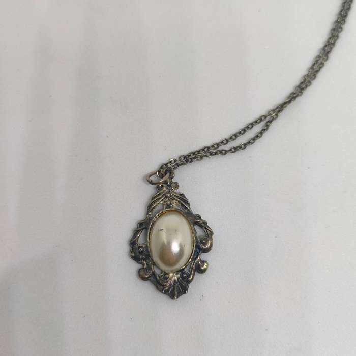 Silvertone metal necklace and pendant