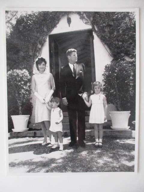 PHOTOGRAPH -  PRESIDENT JOHN F  KENNEDY JACKIE ONASSIS  FAMILY PHOTO