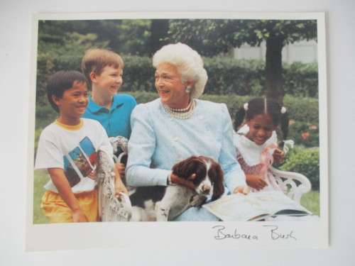 PRINTED AUTOGRAPH - MRS BARBARA BUSH -  25 1/2 CM X  20 CM