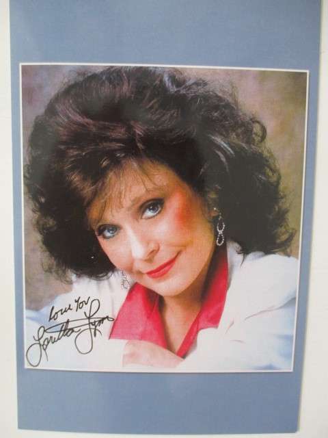 PRINTED AUTOGRAPH  - COUNTRY SINGER LORETTA LYN POSTCARD SIZE AND CARD