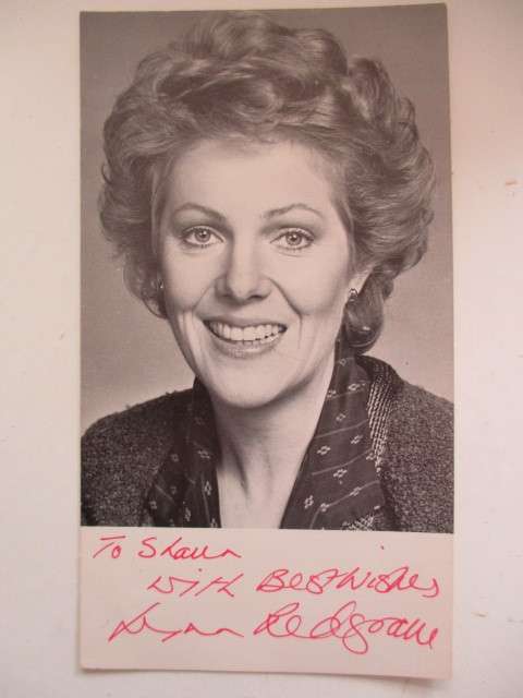 AUTOGRAPHED / SIGNED  LYNN REDGRAVE - APP POSTCARD SIZE