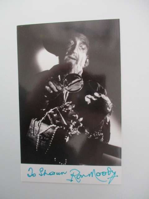 AUTOGRAPHED / SIGNED - RON MOODY - OLIVER   TWIST CLASSIC ACTOR -  POSTCARD SIZE