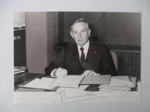 AUTOGRAPHED / SIGNED - FRITS KORTHALS ALTES DUTCH POLITICIAN  AND LETTER