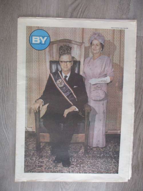 VINTAGE NEWSPAPER - PRES. SWART  OOSTERLIG  1982