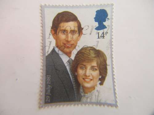 GREAT BRITAIN LOT OF 4 ROYAL WEDDING STAMPS TWO  MINT