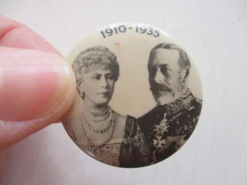VINTAGE TO ANTIQUE - KING GEORGE AND QUEEN ELIZABETH  1910-1935 METAL BADGE