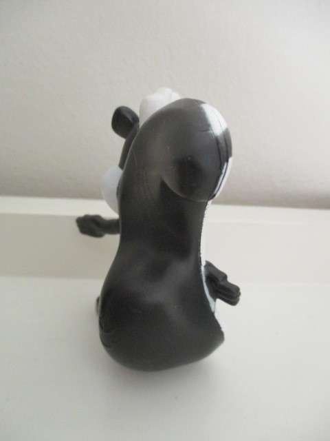 LOVELY PEPPY LE PEW SKUNK FROM DISNEY CARTOONS
