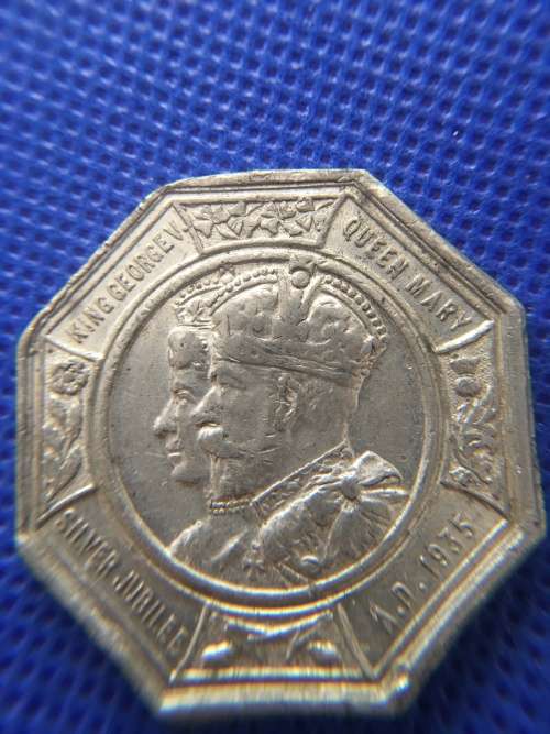 ANTIQUE TO VINTAGE - KING GEORGE AND QUEEN MARY  SILVER JUBILEE - 1935 MEDALLION