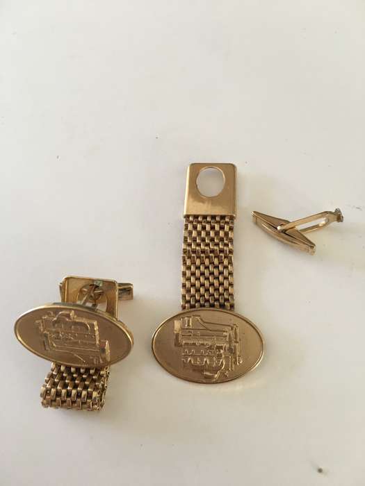 VINTAGE EXECUTIVE   CUFF LINKS  MAY BE PLATED NOTE ONE CLASP IS  UNNATACHED