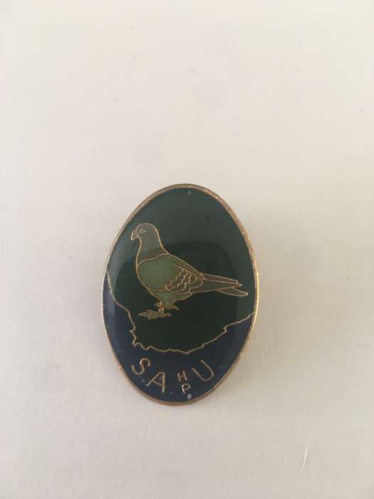 VINTAGE BADGE FOR THE SA PIDGEON ASSCOSIATION