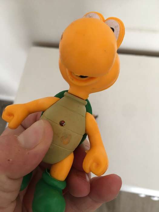 MAY BE MC DONALDS DONKEY KONG SUPER MARIO BROTHERS   FIGURE AND LOONEY TUNES TORTOISE FIGURE