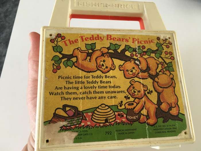 VINTAGE KIDDIES RADIO FISHER PRICE - TEDDY BEARS PICNIC - EARLY 70`S TO 60`S