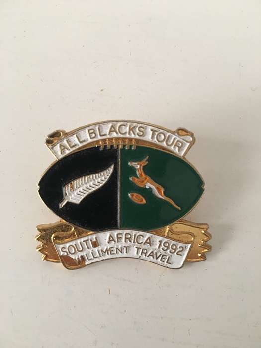 LOVELY VINTAGE RUGBY TOUR BADGE 1992 - ALL BLACKS / BOKKE