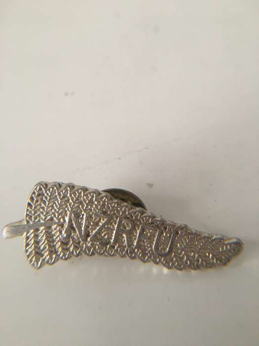 LOVELY VINTAGE NEW ZEALAND / ALL BLACKS BADGE