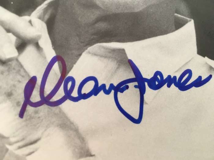 AUTOGRAPHED/ SIGNED - DEAN JONES ACTED CLEAR AND PRESENT DANGER    10 cm  x  15 cm