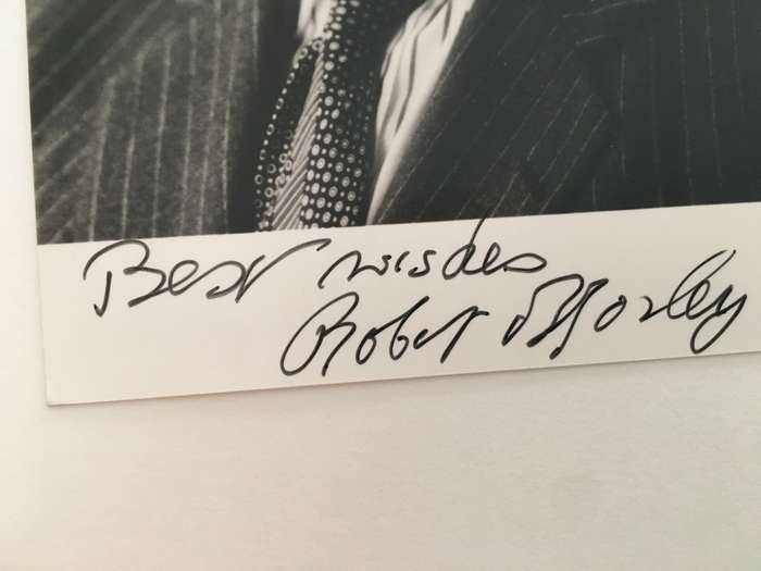 AUTOGRAPHED / SIGNED - SIR  ROBERT MORLEY  / AROUND THE WORLD IN 80 DAYS  - POSTCARD SIZE