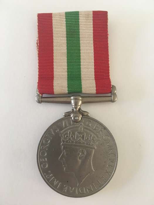 LOVELY FULL MEDAL WITH RIBBON  2ND WORLD WAR MEDAL - 1939 - 1945 MEDAL - H.F. CHURCHILL