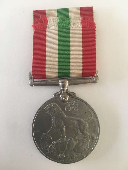LOVELY FULL MEDAL WITH RIBBON  2ND WORLD WAR MEDAL - 1939 - 1945 MEDAL - H.F. CHURCHILL