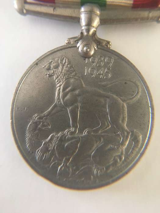 LOVELY FULL MEDAL WITH RIBBON  2ND WORLD WAR MEDAL - 1939 - 1945 MEDAL - H.F. CHURCHILL