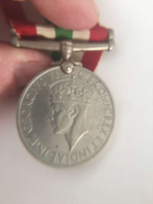 LOVELY FULL MEDAL WITH RIBBON  2ND WORLD WAR MEDAL - 1939 - 1945 MEDAL - H.F. CHURCHILL