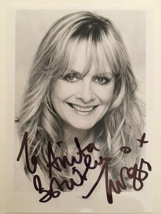 AUTOGRAPHED / SIGNED - TWIGGY -  WORLD FAMOUS MODEL