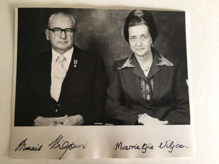 LOVELY VINTAGE AUTOGRAPH OF FORMER PRESIDENT MARAIS VILJOEN AND MRS VILJOEN AND  XMAS CARD