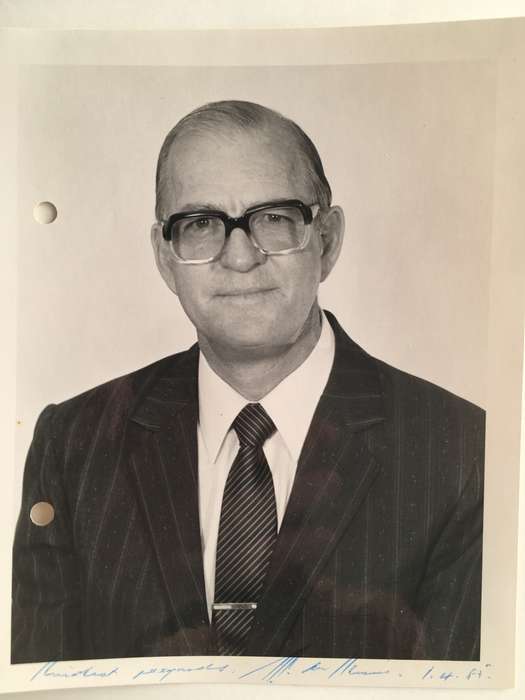 SIGNED LETTER OF FORMER DIRECTOR AND PHOTO - GENERAL  - 1985
