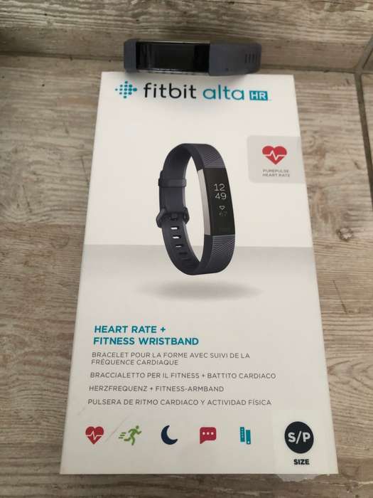 AS NEW FITBIT ALTA HR S/P IN ORIGINAL BOX AND 3 PAIRS OF INTERCHANGABLE WRIST BANDS