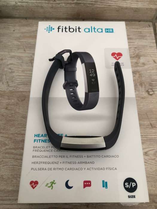 AS NEW FITBIT ALTA HR S/P IN ORIGINAL BOX AND 3 PAIRS OF INTERCHANGABLE WRIST BANDS