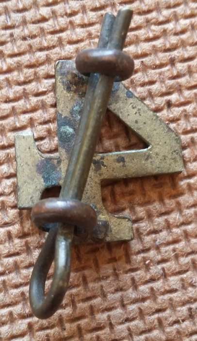 SADF  UNKNOWN NUMBER 4 BADGE - LUGS INTACT