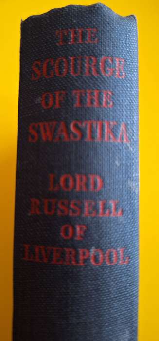 LORD RUSSEL OF LIVERPOOL - THE SCOURGE OF THE SWASTIKA (1954)  - HARDCOVER - 20,5 X 13,5 CM