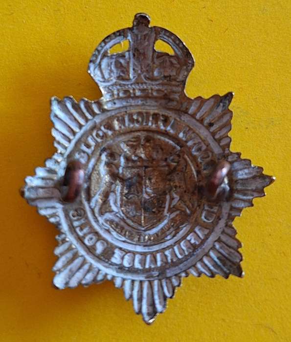 SA POLICE / POLISIE CAP BADGE (4.2 CM) - LUGS INTACT
