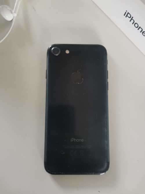 IPhone 7 (cracked front glass)